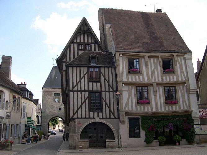 Noyers-sur-Serein, cité fortifiée labellisée "parmi les 100 plus beaux villages de France"