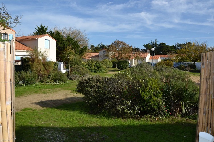 A Barbâtre sur l'île de Noirmoutier, maisonnette avec accès direct et privatif vers la plage