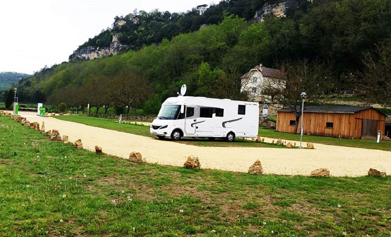 24-vezac-aire-etape-camping-car-park
