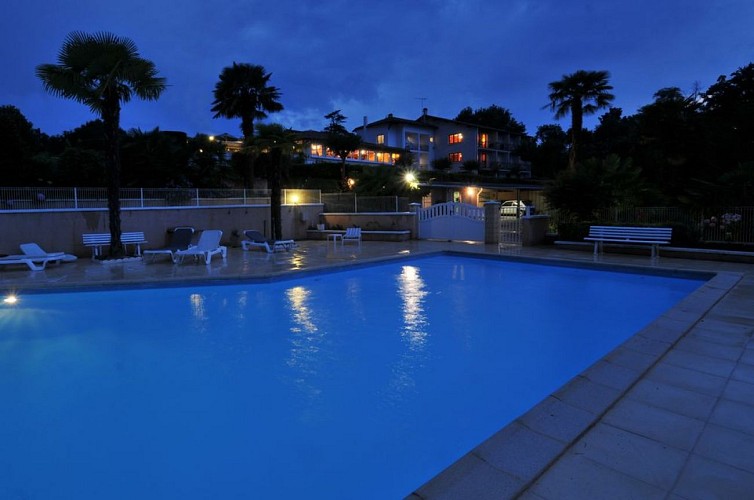 Aux Tauzins - Piscine vue de nuit