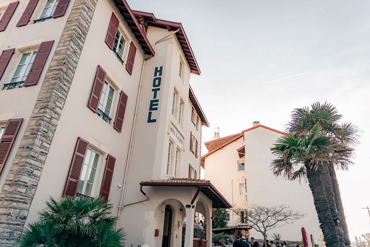 HSJ biarritz facade hotel vue palmiers