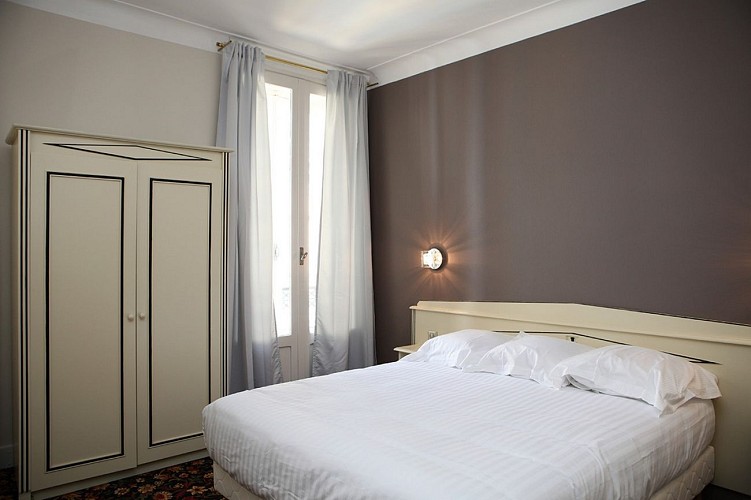 Hôtel Roncevaux - Pau - Chambre double armoire
