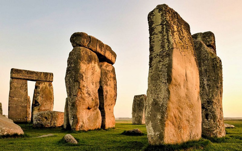 Stonehenge and Bath Guided Day Trip From London