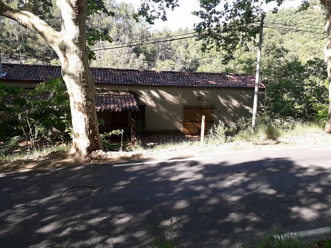 Balise directionnelle indiquant le petit escalier à emprunter après la traversée de la RD 35