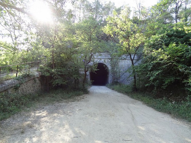 Tunnel de l'ancienne voie ferrée. 
