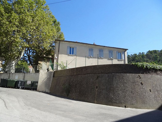 Le circuit se poursuit vers la gauche. 