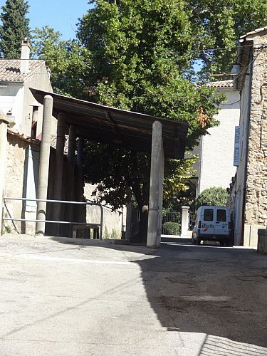 Le circuit emprunte la rue Jean de La Fontaine avec l'école et son lavoir.