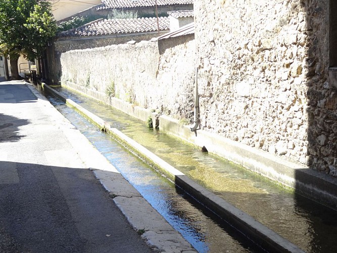 Le circuit emprunte la rue Jean de La Fontaine avec l'école et son lavoir.