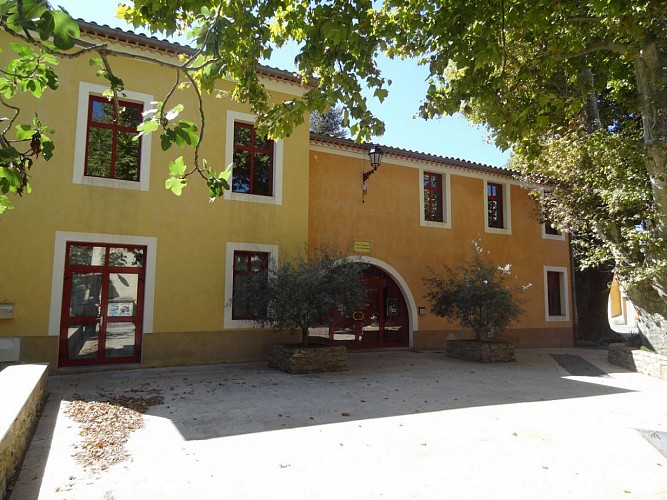 Salle communale à la sortie du parc