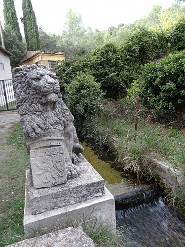 Lion à l'entrée de la source