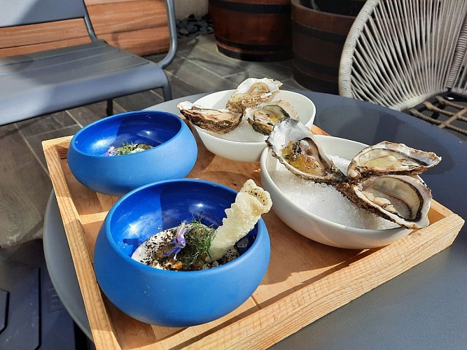 tournage-experience-normande-cuisiner-l-huitre-avec-un-chef-sebastien-benoist-degustation-de-l-ile-credit-nancy-picot (50) (1)