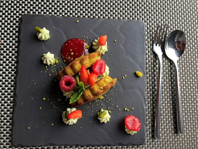 DEGUSTATIONS-DE-L-ILE-RESTAURANT-DESSERT-PISTACHE-FRUITS-CREDIT-MATHILDE-LELANDAIS
