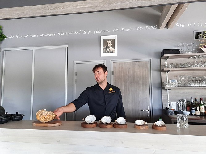 tournage-experience-normande-cuisiner-l-huitre-avec-un-chef-sebastien-benoist-degustation-de-l-ile-credit-nancy-picot (42)