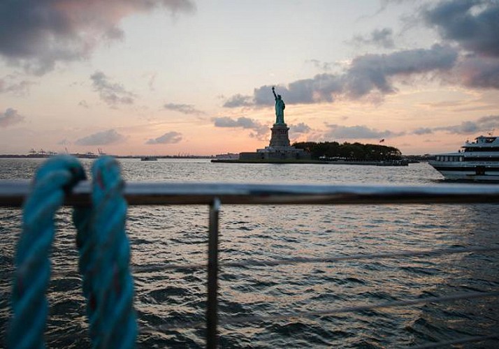 Croisière festive au coucher du soleil avec DJ à bord - New York