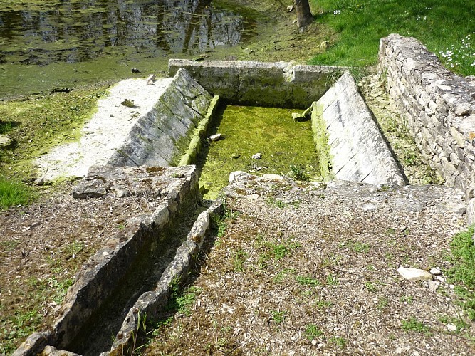 Le lavoir du Puits-Neuf à Saint-Romans-des-Champs