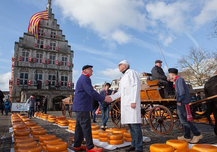 Guided Visit of a Cheese Market in Alkmaar - Departure from Amsterdam
