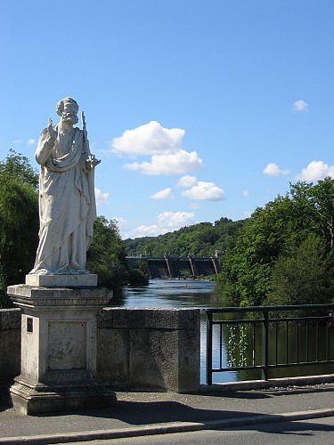 Le pont Saint-Sylvain et la statue