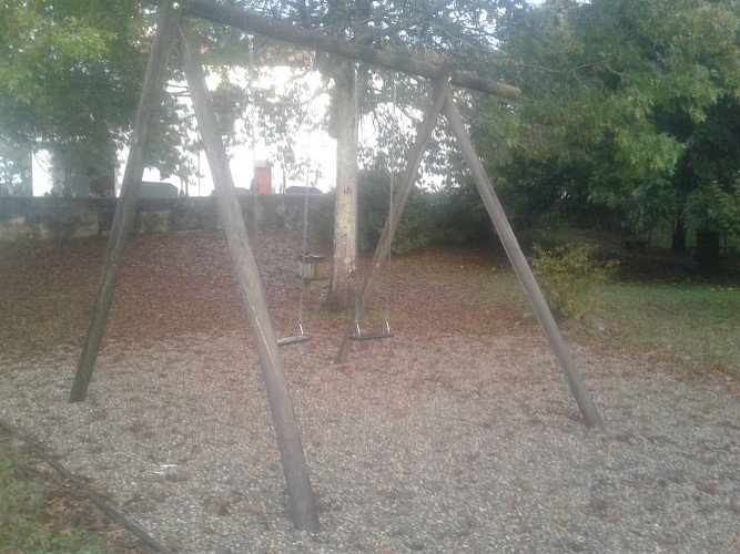 AIRE-DE-JEUX-pres-de-l-eglise