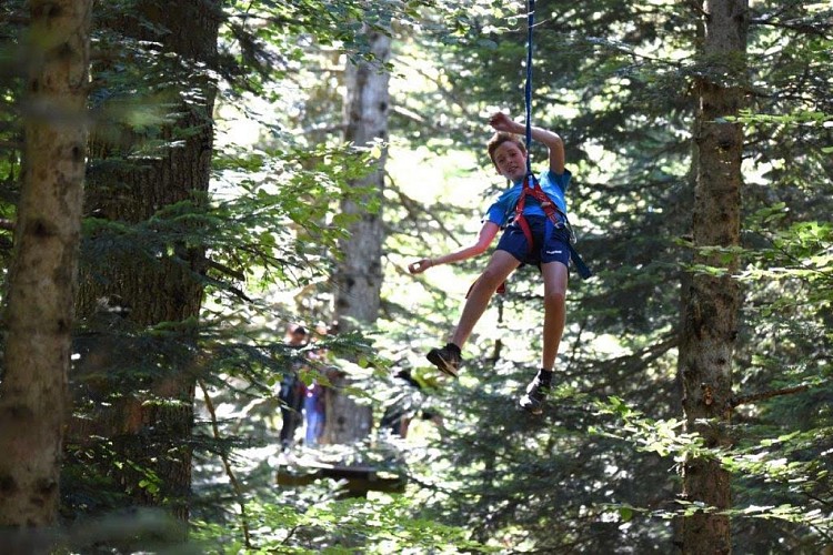 Grimper dans les arbres au Parcours Aventure de l'Écureuil