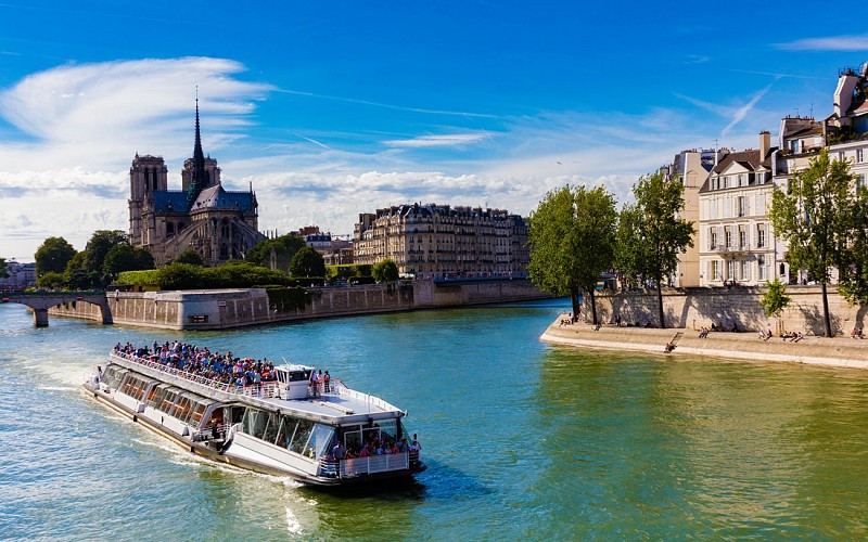 Bateaux Mouches Seine River Lunch Cruise with Live Music