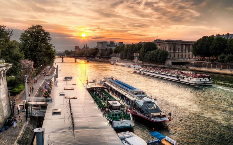 Bateaux Mouches Late Evening Seine River Dinner Cruise With Live Music