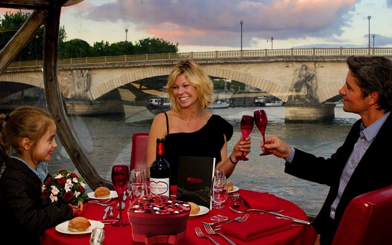 Bateaux Mouches Late Evening Seine River Dinner Cruise With Live Music