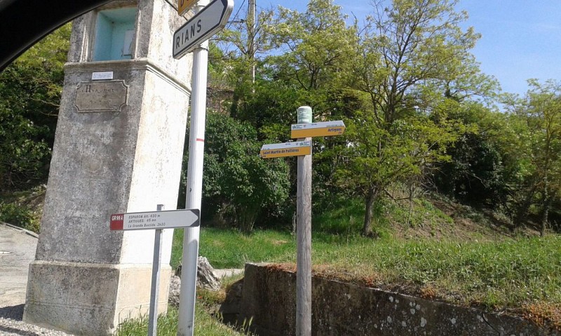 Oratoire et directionnels du GR 99 a à l'entrée d'Esparron côté Artigues