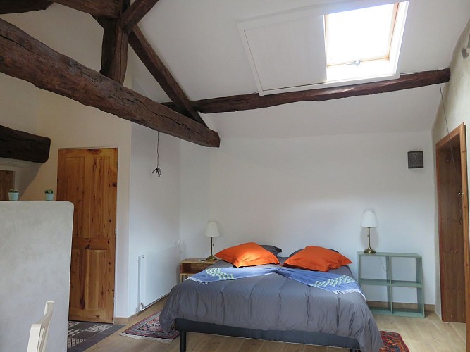 clesse-chambre-dhotes-aux-deux-chevres-chambre1-hauteur-plafond