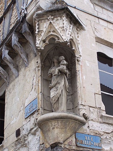 La statue de la Vierge à l'Enfant