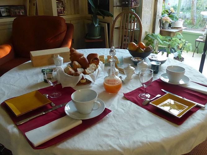 relais-saint-gilles-petit-dejeuner-1