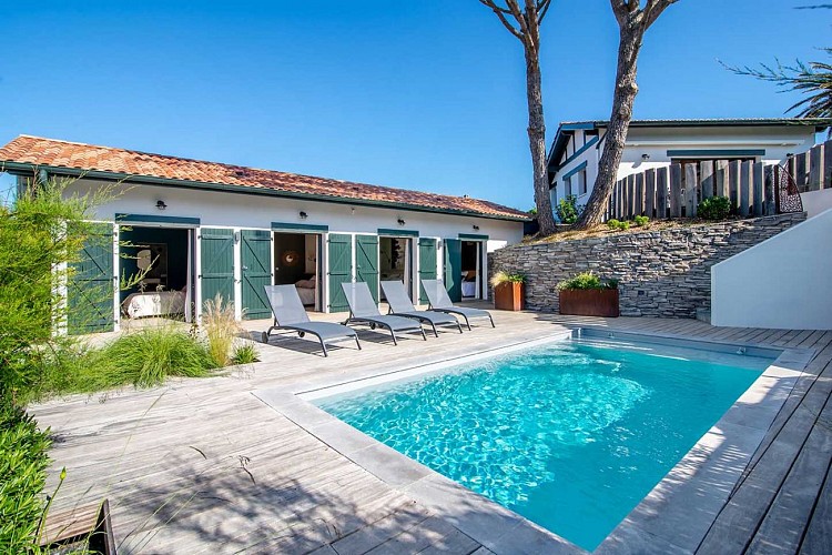 TERRASSE PISCINE ET CHAMBRES Etxea & Co