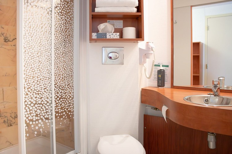 salle-de-bain-brit-hotel-agen