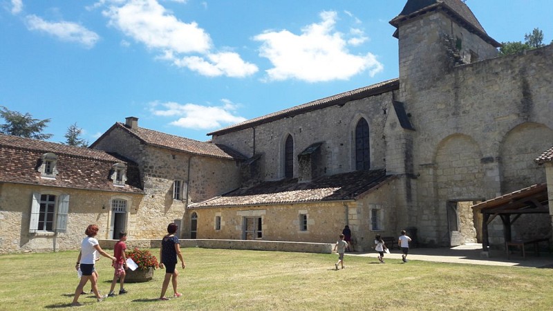 site de Sourzac : pigeonnier, église et presbytère