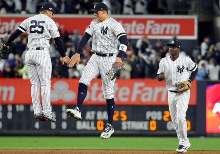 MLB (Baseball) - Ticket to see a Yankees Game at Yankee Stadium - New York