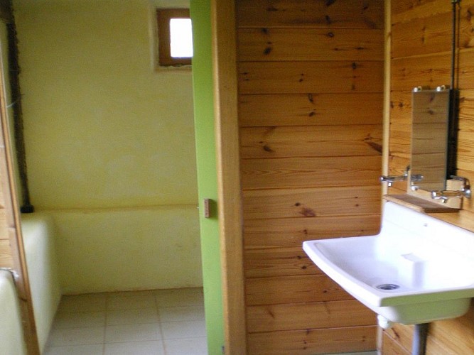 Le Pas d'Âne - ensemble sanitaires avec deux douches, deux toilettes, deux éviers - (TIS)
