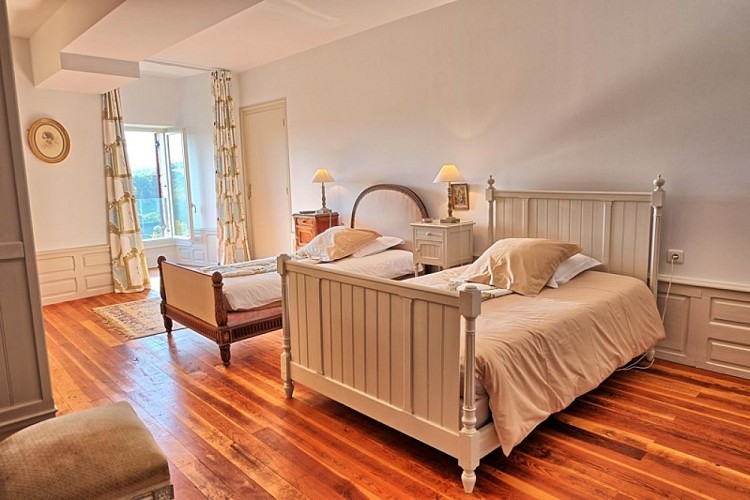 Logis-du-Chateau-de-Poudenas-13-Chambre-odile