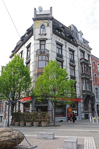 Rue Henri de Dinant n°17 (angle avec la rue Fosse-aux-Raines) – Immeuble « Au Belvédère »