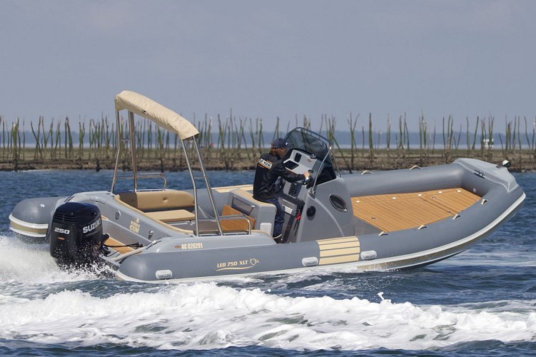 Semi rigide - Nautica LED 750XL T - 250cv SUZUKI - Bubble Gum