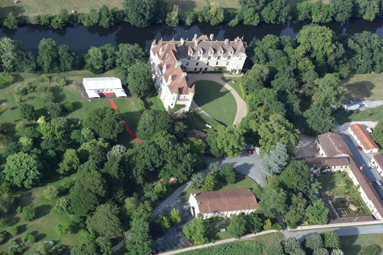 le château de Neuvic et le chapiteau de réception dans le parc botanique