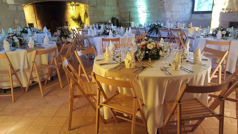 repas de mariage dans une salle voûtée du château de Neuvic