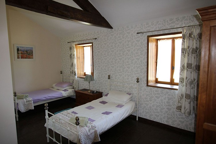 neuvy-bouin-gite-la-bonniniere-glycine-chambre1-vue2-2