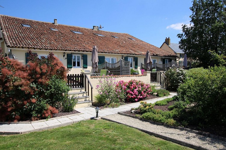 neuvy-bouin-gite-la-bonniniere-lavande-facade