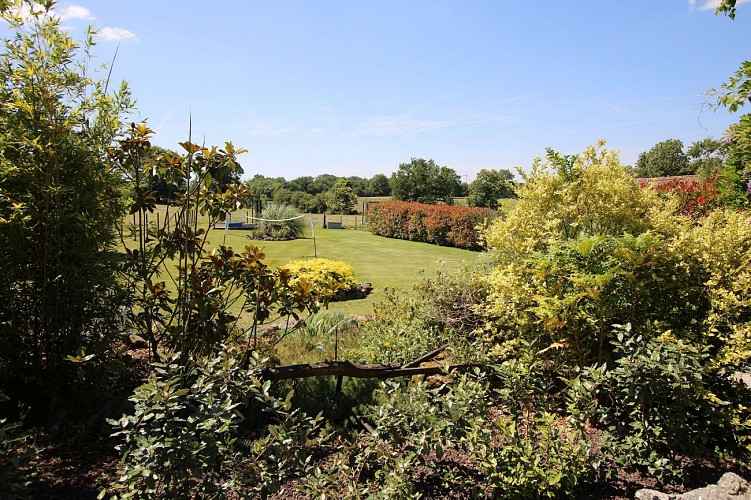 neuvy-bouin-gites-la-bonniniere-jardin1