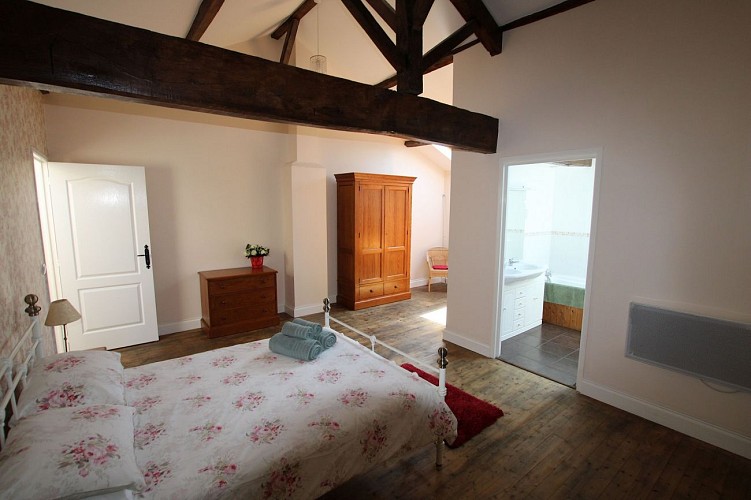 neuvy-bouin-gite-bonniniere-rose-chambre2-vue1