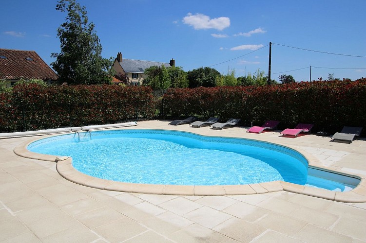 neuvy-bouin-gites-la-bonniniere-piscine-vue1-3