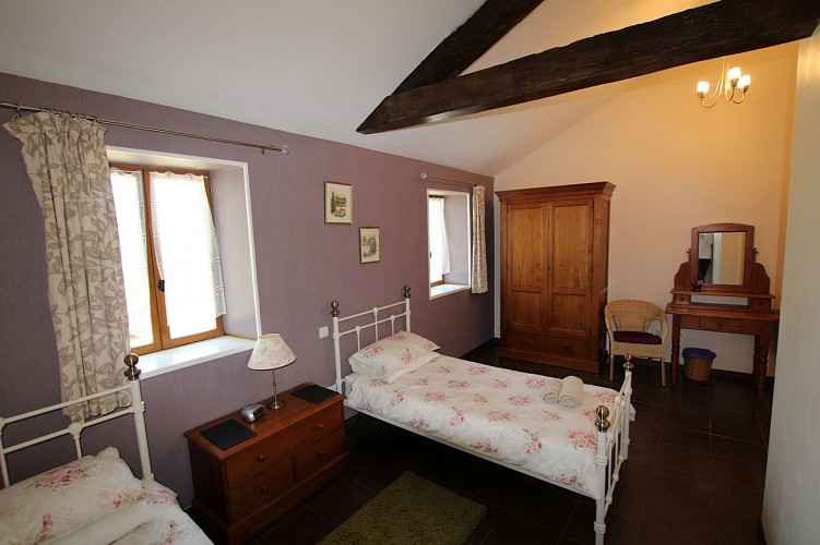 neuvy-bouin-gite-bonniniere-rose-chambre1-vue1