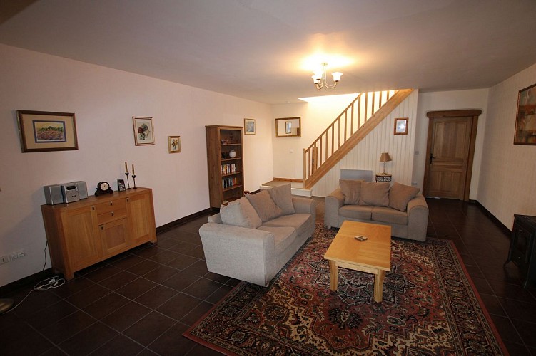 neuvy-bouin-gite-bonniniere-rose-salon-escalier