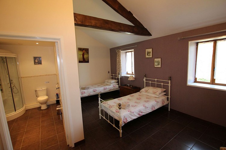 neuvy-bouin-gite-bonniniere-rose-chambre1-vue2