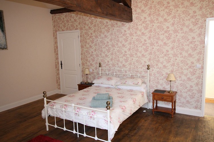 neuvy-bouin-gite-bonniniere-rose-chambre2-vue2