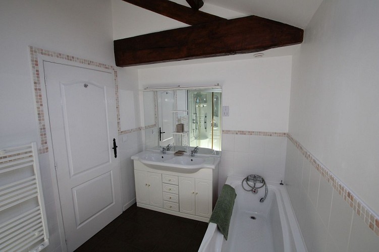 neuvy-bouin-gite-bonniniere-rose-chambre2-salle-de-bain